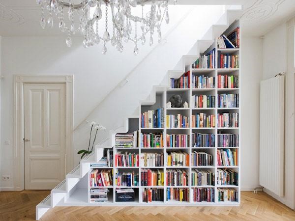 Gầm cầu thang để làm nơi chứa sách là thiết kế nhà thông minh